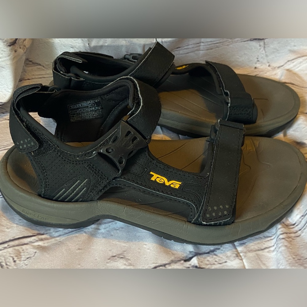 Teva holliway size 7 mens waterproof  Sandals black
